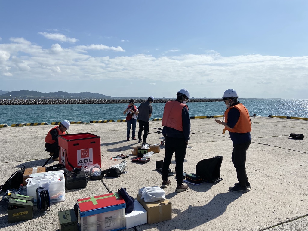 港で機材を広げて実証準備を行う様子