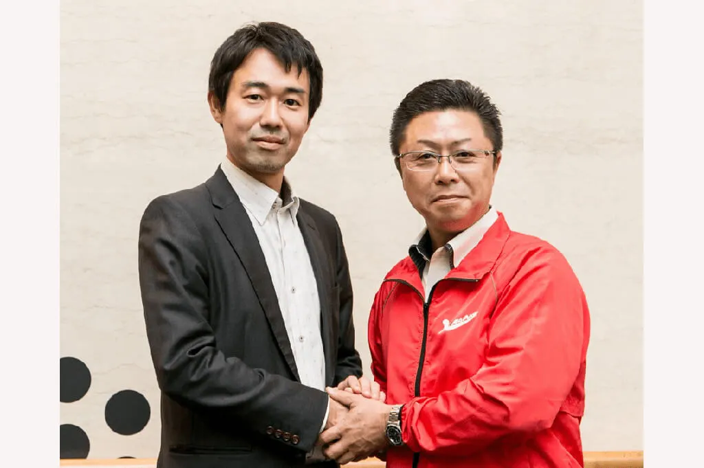 浜野製作所との資本提携を象徴する握手写真