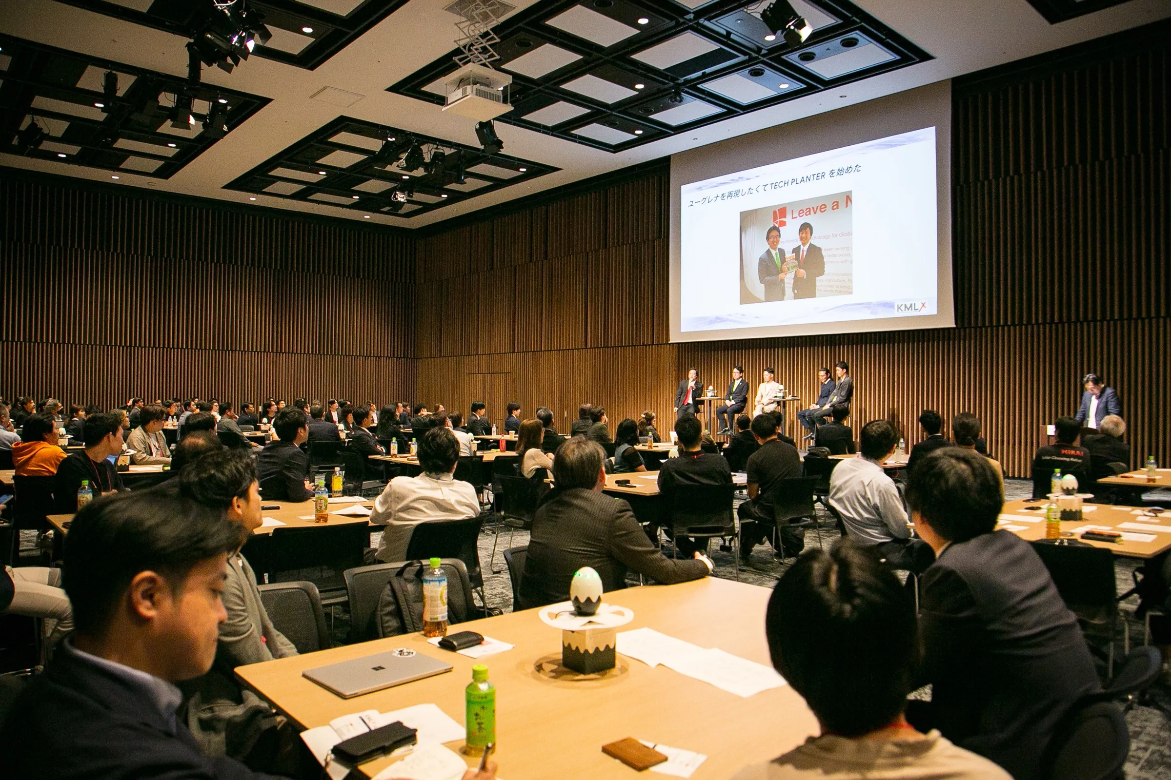 KMLx 2026の会場全体で登壇者の対話を聞く参加者